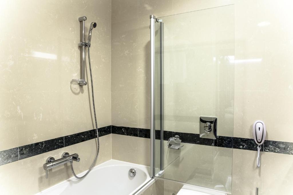 Caspian Riviera Grand Palace Hotel Ακτάου Εξωτερικό φωτογραφία A shower bath