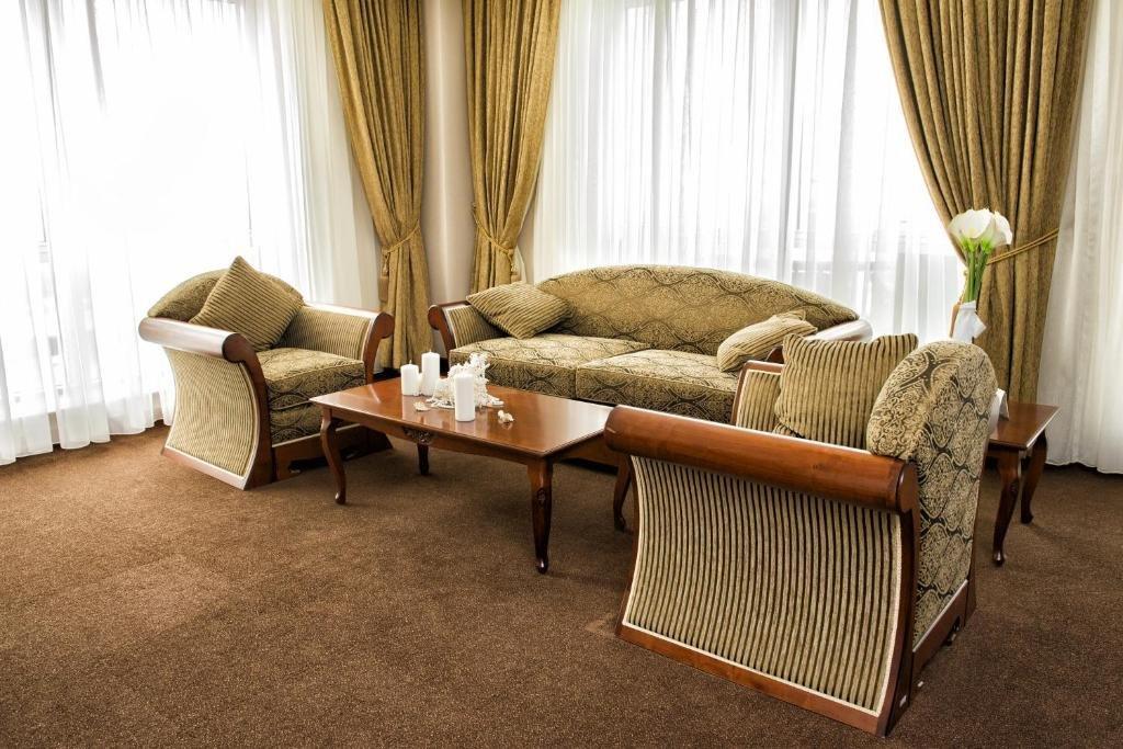 Caspian Riviera Grand Palace Hotel Ακτάου Εξωτερικό φωτογραφία A living room with carpet flooring