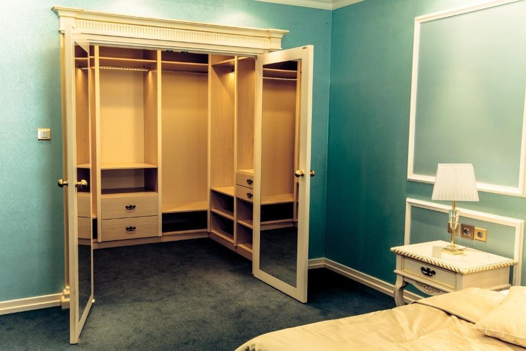 Caspian Riviera Grand Palace Hotel Ακτάου Εξωτερικό φωτογραφία A mirrored armoire