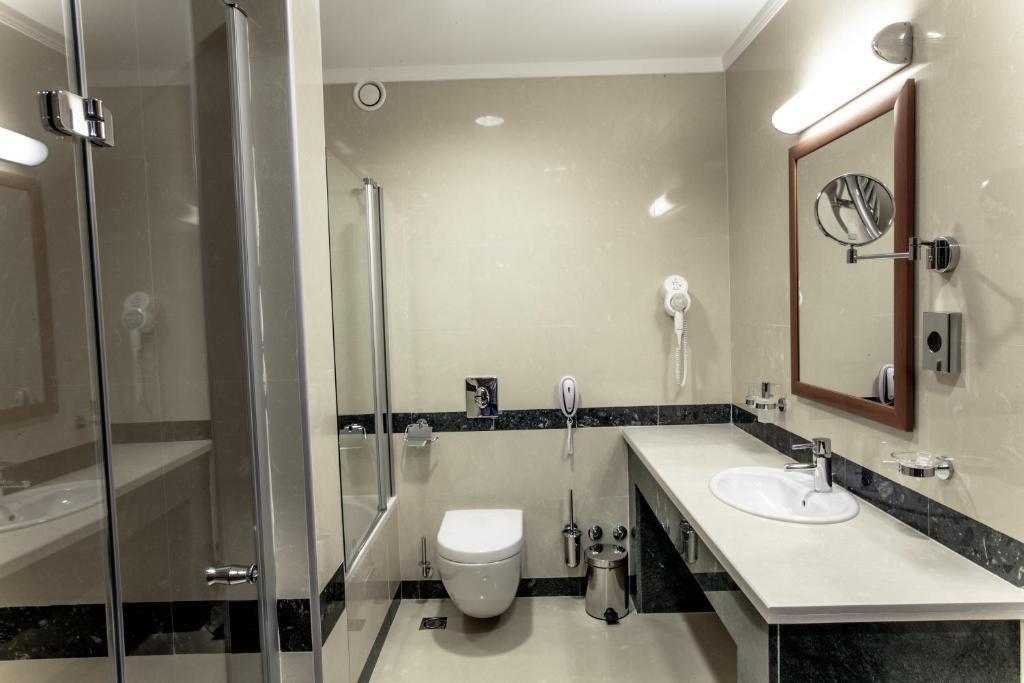 Caspian Riviera Grand Palace Hotel Ακτάου Εξωτερικό φωτογραφία Bathroom in a hotel