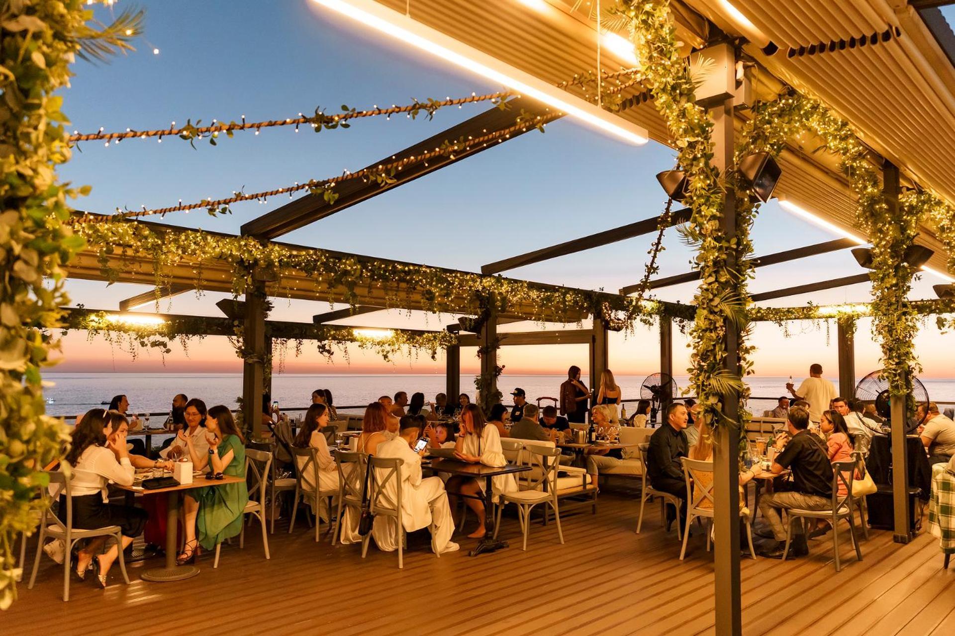 Caspian Riviera Grand Palace Hotel Ακτάου Εξωτερικό φωτογραφία The Sky Bar
