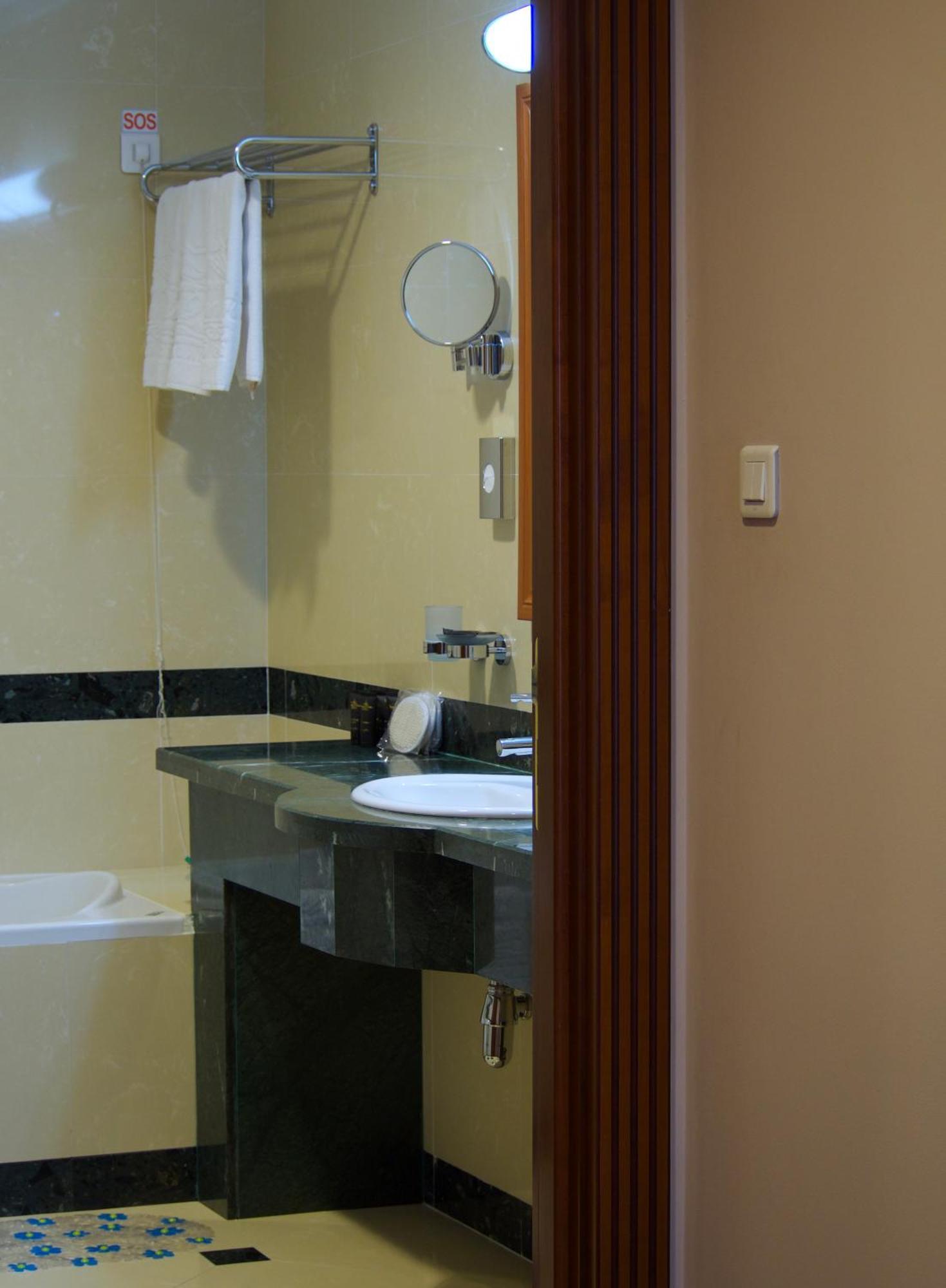 Caspian Riviera Grand Palace Hotel Ακτάου Εξωτερικό φωτογραφία A bathroom in a hotel