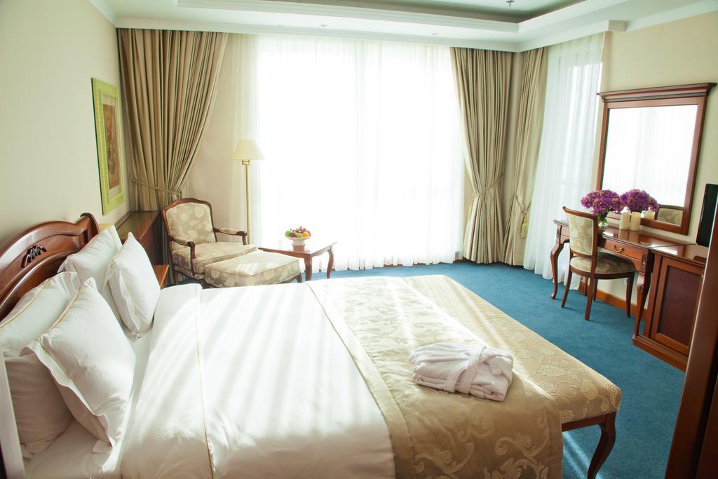 Caspian Riviera Grand Palace Hotel Ακτάου Δωμάτιο φωτογραφία A room at the hotel